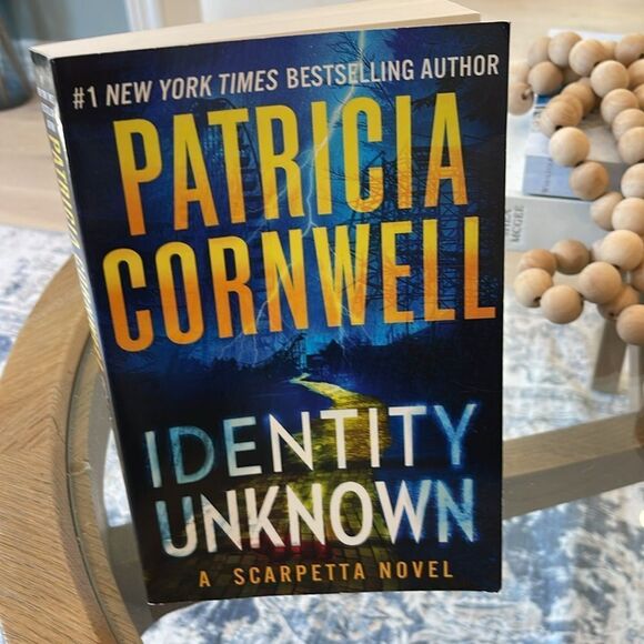Patricia Cornwell - Identity Unknown - Picture 2 of 6